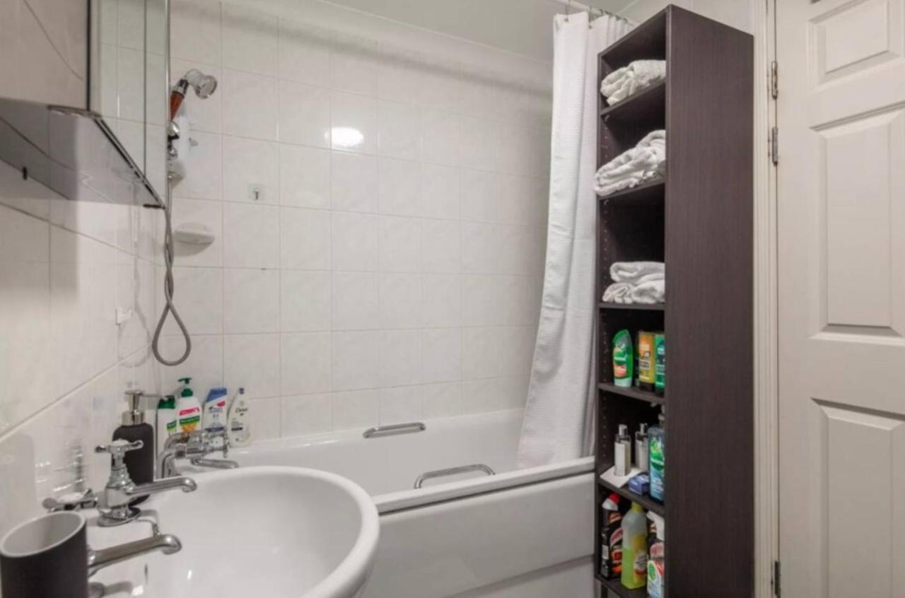1 Bedroom Flat With Free Parking London Exteriör bild