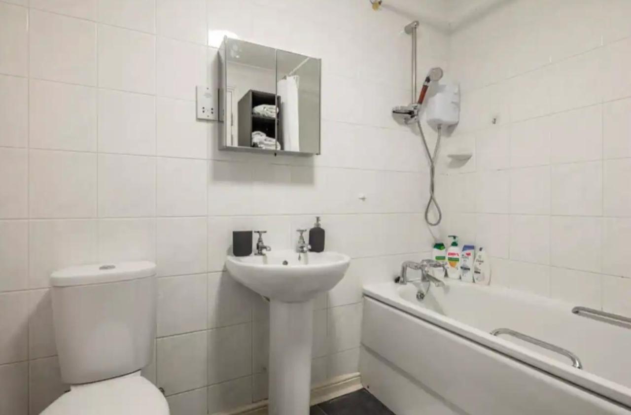 1 Bedroom Flat With Free Parking London Exteriör bild