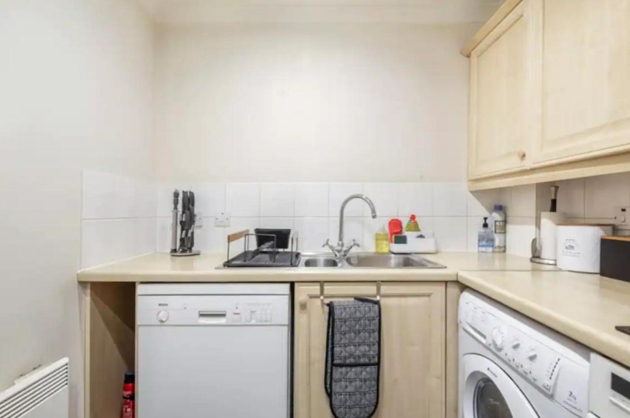 1 Bedroom Flat With Free Parking London Exteriör bild