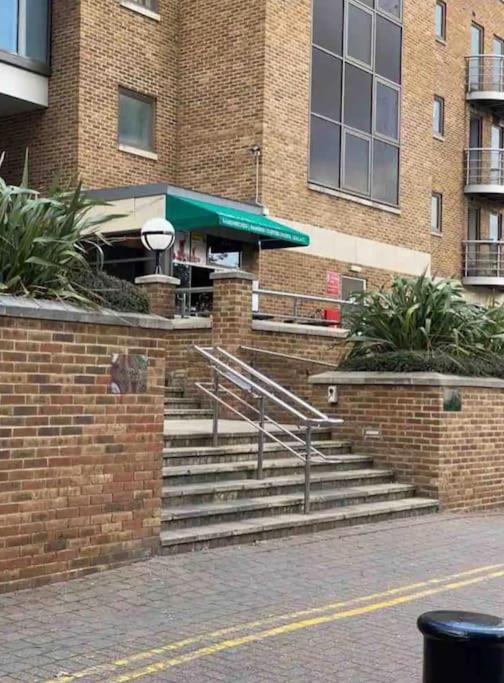 1 Bedroom Flat With Free Parking London Exteriör bild